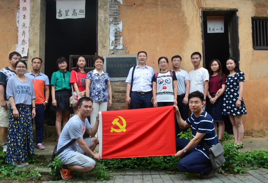 6 教师党员参观渝水区九龙山乡中共花桥党支部旧址.jpg