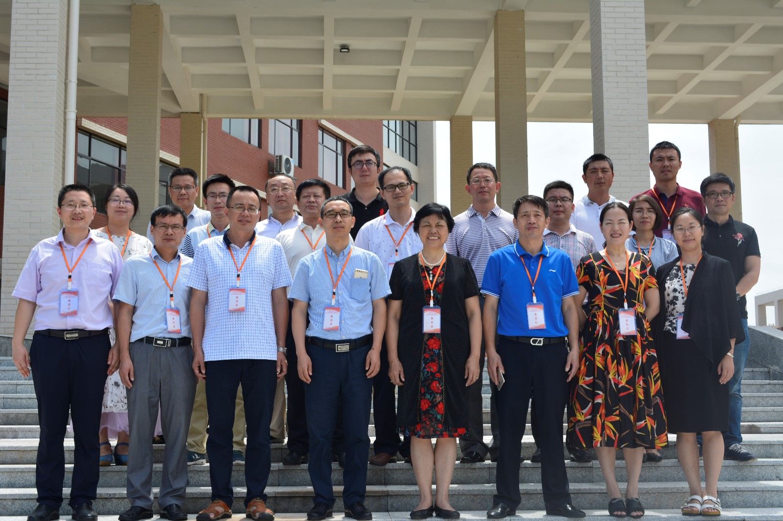 “十三五”建筑产业化系列教材编委会成员合影.JPG “十三五”建筑产业化系列教材编委会成员合影.JPG